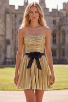 Laden Sie das Bild in den Galerie-Viewer, Goldenes A-Linie metallisches trägerloses, plissiertes, gerafftes Homecoming-Kleid mit Schleife