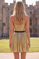 Laden Sie das Bild in den Galerie-Viewer, Goldenes A-Linie metallisches trägerloses, plissiertes, gerafftes Homecoming-Kleid mit Schleife