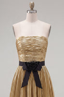 Laden Sie das Bild in den Galerie-Viewer, Goldenes A-Linie metallisches trägerloses, plissiertes, gerafftes Homecoming-Kleid mit Schleife
