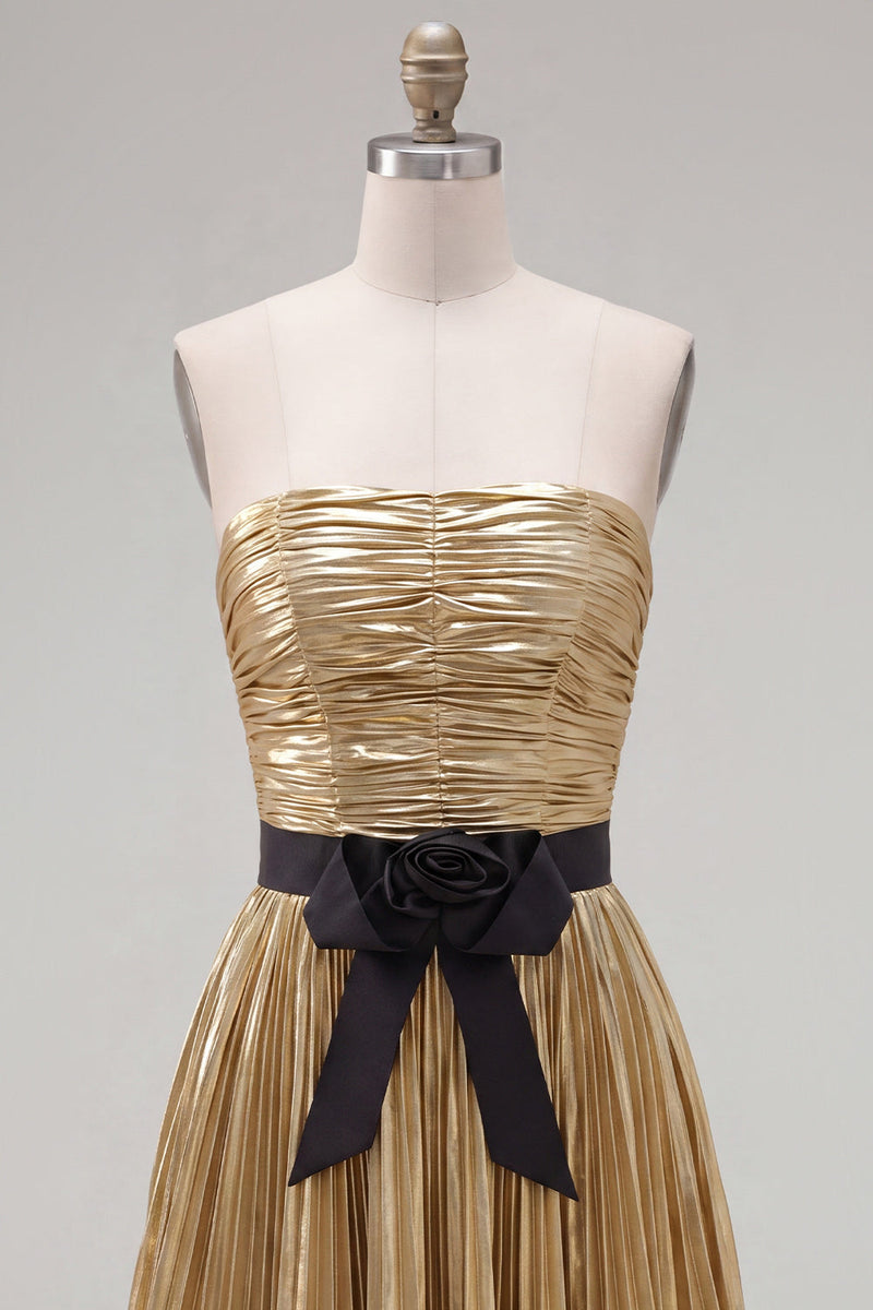 Laden Sie das Bild in den Galerie-Viewer, Goldenes A-Linie metallisches trägerloses, plissiertes, gerafftes Homecoming-Kleid mit Schleife