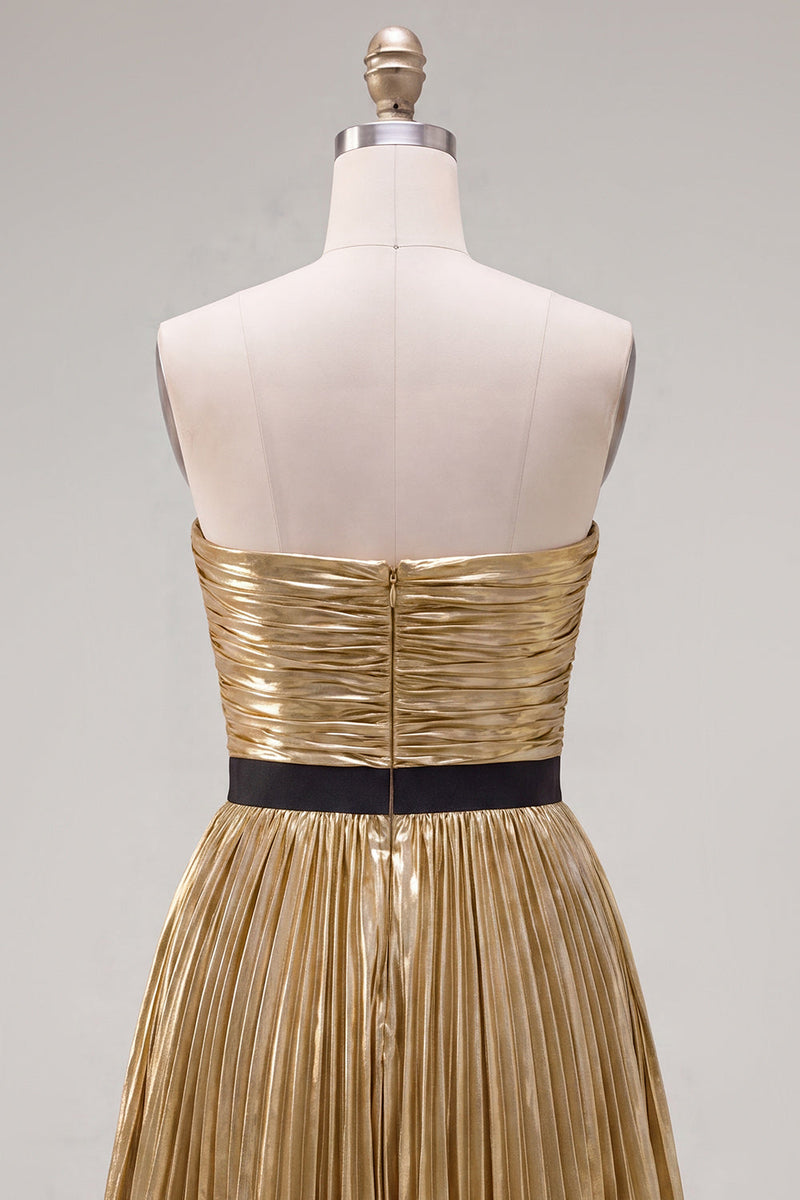 Laden Sie das Bild in den Galerie-Viewer, Goldenes A-Linie metallisches trägerloses, plissiertes, gerafftes Homecoming-Kleid mit Schleife