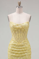Laden Sie das Bild in den Galerie-Viewer, Glitzerndes gelbes Bodycon-Trägerloses Korsett mit Schnürung hinten und Pailletten Homecoming-Kleid mit Perlen