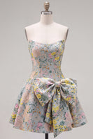 Laden Sie das Bild in den Galerie-Viewer, Trägerloses, A-Linien graues Blumen-Jacquard-Kurzheimkehrkleid mit Schleife