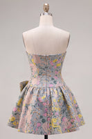 Laden Sie das Bild in den Galerie-Viewer, Trägerloses, A-Linien graues Blumen-Jacquard-Kurzheimkehrkleid mit Schleife