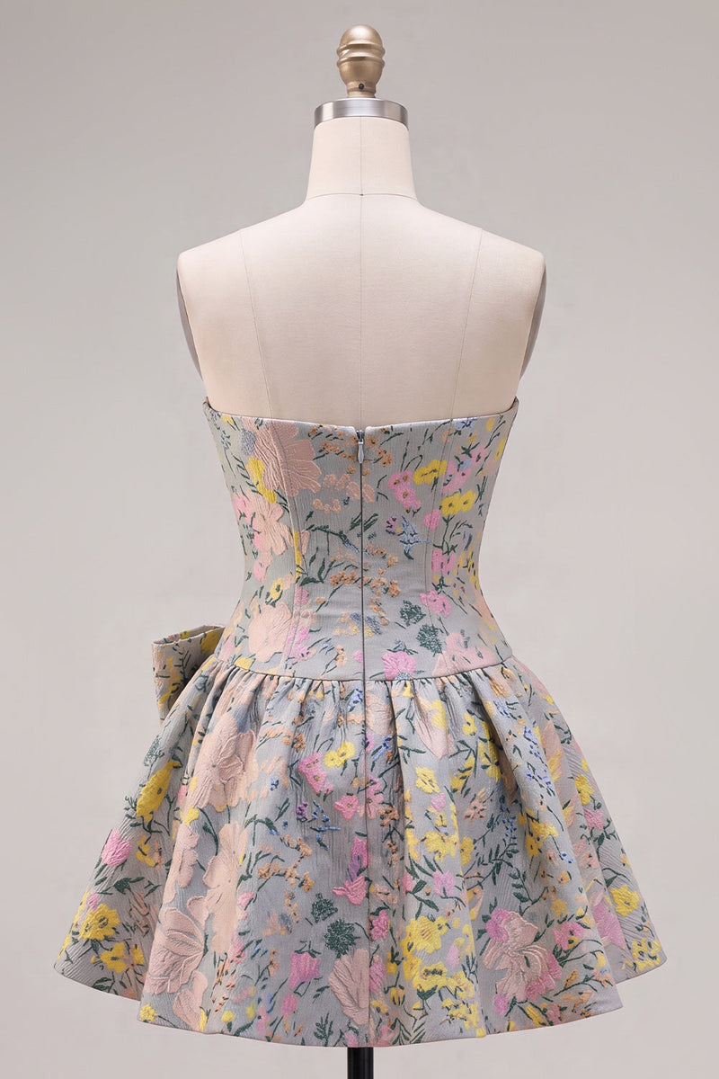 Laden Sie das Bild in den Galerie-Viewer, Trägerloses, A-Linien graues Blumen-Jacquard-Kurzheimkehrkleid mit Schleife