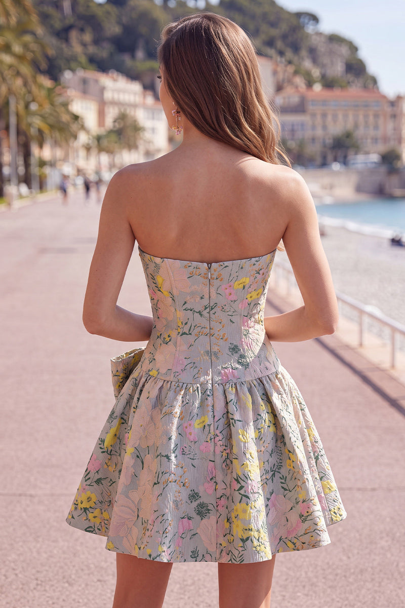 Laden Sie das Bild in den Galerie-Viewer, Trägerloses, A-Linien graues Blumen-Jacquard-Kurzheimkehrkleid mit Schleife