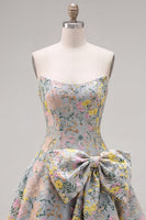 Laden Sie das Bild in den Galerie-Viewer, Trägerloses, A-Linien graues Blumen-Jacquard-Kurzheimkehrkleid mit Schleife