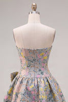 Laden Sie das Bild in den Galerie-Viewer, Trägerloses, A-Linien graues Blumen-Jacquard-Kurzheimkehrkleid mit Schleife