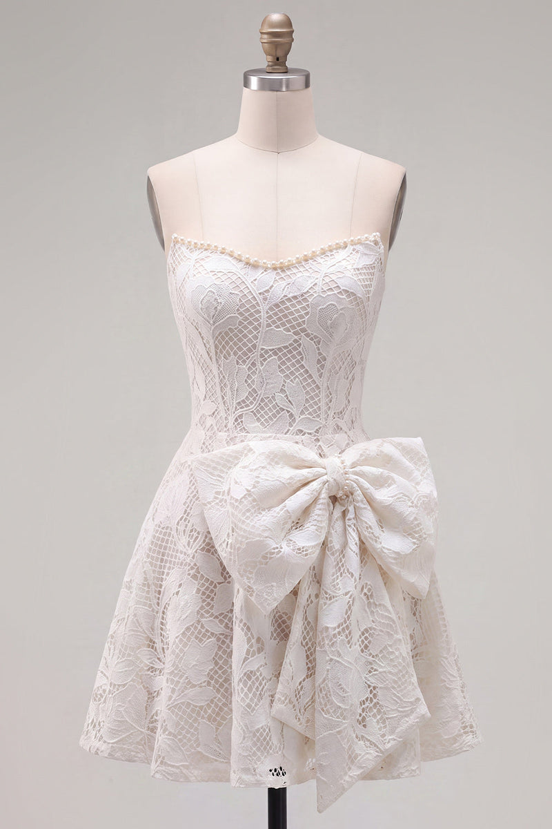 Laden Sie das Bild in den Galerie-Viewer, Trägerloses weißes A-Linien-Blümchen-Perlen-Spitzen-Kurzabendkleid mit Schleife