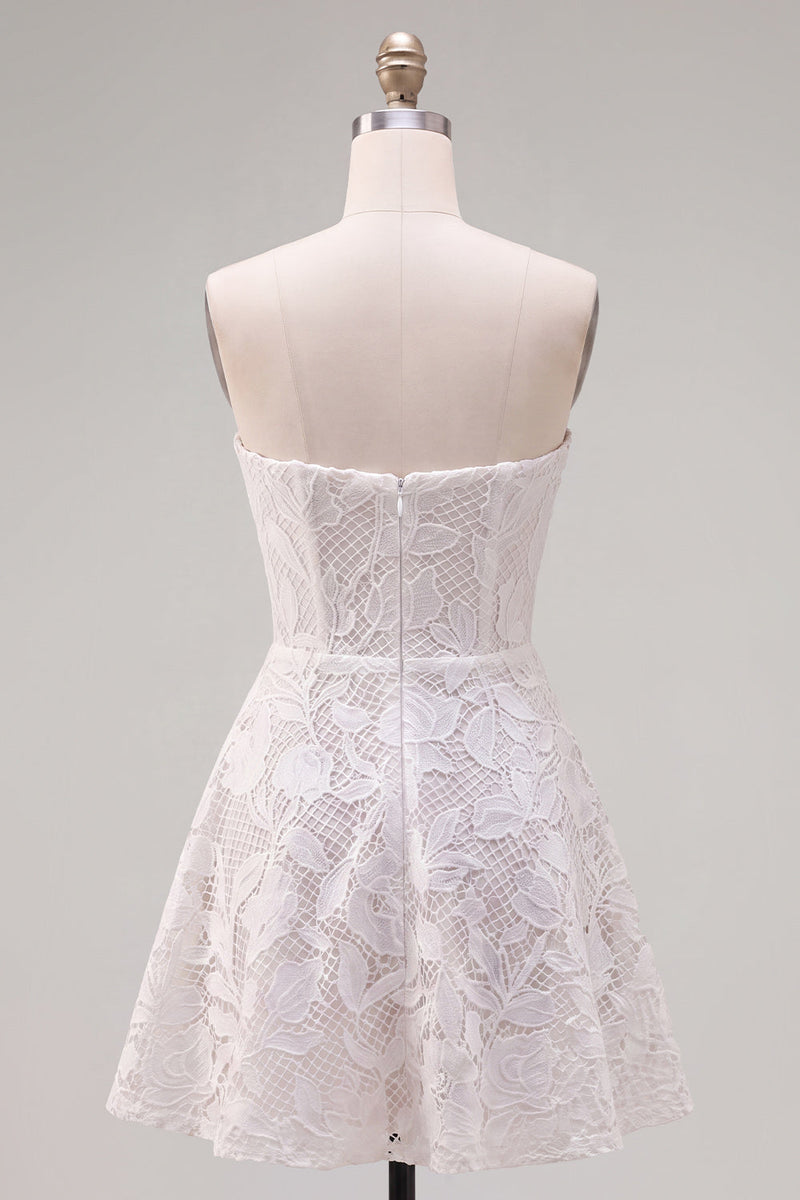 Laden Sie das Bild in den Galerie-Viewer, Trägerloses weißes A-Linien-Blümchen-Perlen-Spitzen-Kurzabendkleid mit Schleife