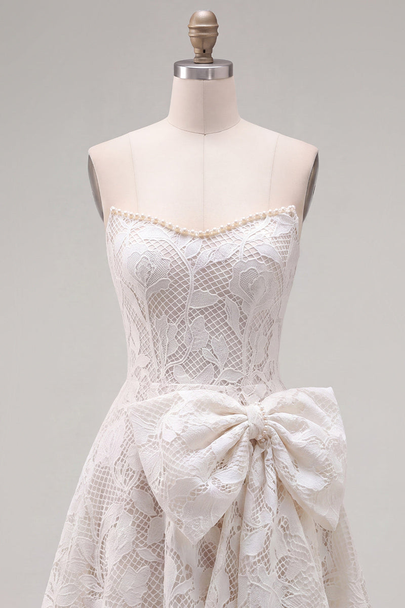 Laden Sie das Bild in den Galerie-Viewer, Trägerloses weißes A-Linien-Blümchen-Perlen-Spitzen-Kurzabendkleid mit Schleife