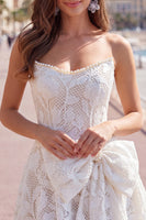 Laden Sie das Bild in den Galerie-Viewer, Trägerloses weißes A-Linien-Blümchen-Perlen-Spitzen-Kurzabendkleid mit Schleife