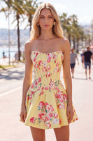 Laden Sie das Bild in den Galerie-Viewer, Trägerloses, gelbes Perlmutt-A-Line-Korsett, Blumen-Homecoming-Kleid
