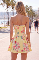 Laden Sie das Bild in den Galerie-Viewer, Trägerloses, gelbes Perlmutt-A-Line-Korsett, Blumen-Homecoming-Kleid