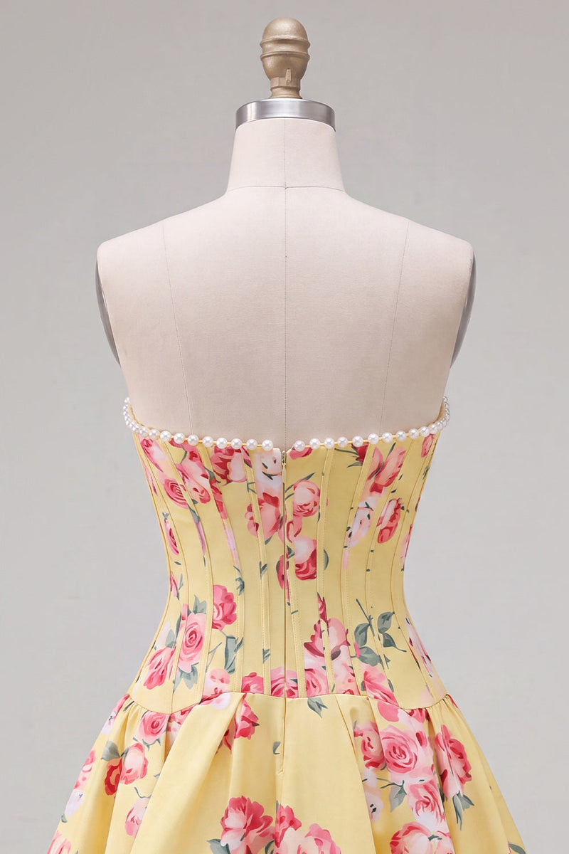 Laden Sie das Bild in den Galerie-Viewer, Trägerloses, gelbes Perlmutt-A-Line-Korsett, Blumen-Homecoming-Kleid