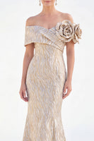 Laden Sie das Bild in den Galerie-Viewer, Schulterloses Meerjungfrauen-Umkleid mit golden, gerafftem langen Mutter-der-Braut-Kleid mit 3D-Blumen