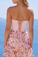 Laden Sie das Bild in den Galerie-Viewer, Rosa trägerloses A-Linien-Korsett Blumen-Homecoming-Kleid mit Rüschen