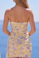 Laden Sie das Bild in den Galerie-Viewer, Einschulter-Bodycon hellgelbes, florales Homecoming-Kleid mit Schärpe