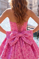 Laden Sie das Bild in den Galerie-Viewer, Knallpinkes, trägerloses, geblümtes A-Line-Jacquard-Bow-Homecoming-Kleid mit Schnürung hinten