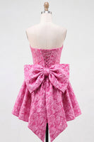Laden Sie das Bild in den Galerie-Viewer, Knallpinkes, trägerloses, geblümtes A-Line-Jacquard-Bow-Homecoming-Kleid mit Schnürung hinten