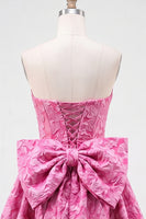 Laden Sie das Bild in den Galerie-Viewer, Knallpinkes, trägerloses, geblümtes A-Line-Jacquard-Bow-Homecoming-Kleid mit Schnürung hinten