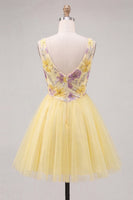 Laden Sie das Bild in den Galerie-Viewer, A-Linie gelbes V-Ausschnitt Blumenpailletten-Homecoming-Kleid
