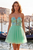 Laden Sie das Bild in den Galerie-Viewer, Gelbes, a-linienförmiges, trägerloses, floralbesticktes kurzes Homecoming-Kleid