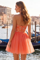 Laden Sie das Bild in den Galerie-Viewer, Gelbes, a-linienförmiges, trägerloses, floralbesticktes kurzes Homecoming-Kleid