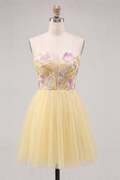 Laden Sie das Bild in den Galerie-Viewer, Gelbes, a-linienförmiges, trägerloses, floralbesticktes kurzes Homecoming-Kleid