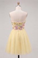 Laden Sie das Bild in den Galerie-Viewer, Gelbes, a-linienförmiges, trägerloses, floralbesticktes kurzes Homecoming-Kleid