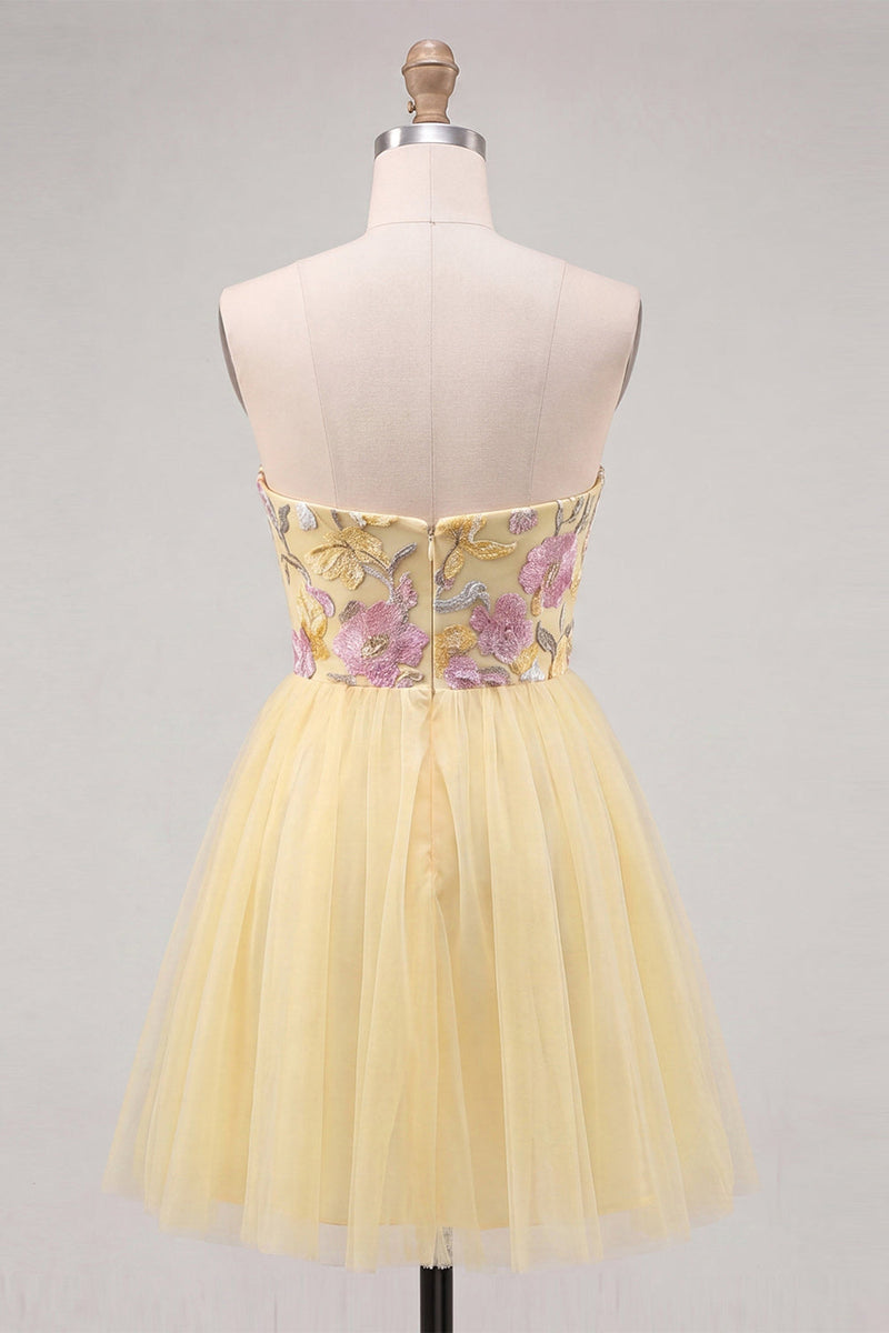Laden Sie das Bild in den Galerie-Viewer, Gelbes, a-linienförmiges, trägerloses, floralbesticktes kurzes Homecoming-Kleid