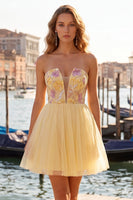Laden Sie das Bild in den Galerie-Viewer, Gelbes, a-linienförmiges, trägerloses, floralbesticktes kurzes Homecoming-Kleid