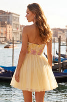 Laden Sie das Bild in den Galerie-Viewer, Gelbes, a-linienförmiges, trägerloses, floralbesticktes kurzes Homecoming-Kleid