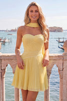 Laden Sie das Bild in den Galerie-Viewer, Gelbes A-Linien-Trägerloses, gerafftes, plissiertes Homecoming-Kleid mit Halsschal