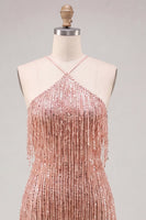 Laden Sie das Bild in den Galerie-Viewer, Dusty Rose Bodycon Halterhals-Pailletten-Homecoming-Kleid mit Fransen