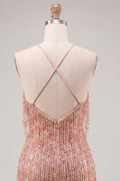 Laden Sie das Bild in den Galerie-Viewer, Dusty Rose Bodycon Halterhals-Pailletten-Homecoming-Kleid mit Fransen