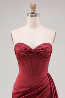 Laden Sie das Bild in den Galerie-Viewer, Burgunderfarbener Bodycon Sweetheart Korsett mit gerafftem Fransen, Spitzen-Zurück-Homecoming-Kleid