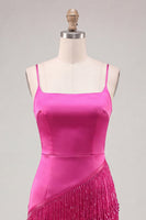 Laden Sie das Bild in den Galerie-Viewer, Satin Fuchsia Bodycon Spaghetti-Träger Kurzes Homecoming-Kleid mit Fransen