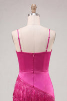 Laden Sie das Bild in den Galerie-Viewer, Satin Fuchsia Bodycon Spaghetti-Träger Kurzes Homecoming-Kleid mit Fransen