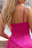 Laden Sie das Bild in den Galerie-Viewer, Satin Fuchsia Bodycon Spaghetti-Träger Kurzes Homecoming-Kleid mit Fransen