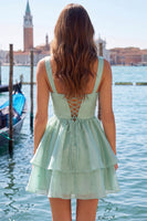 Laden Sie das Bild in den Galerie-Viewer, Lila-A-Linie gestuftes V-Ausschnitt-Perlen-Kurz-Homecoming-Kleid mit Spitze hinten