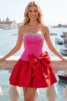 Laden Sie das Bild in den Galerie-Viewer, Fuchsiafarbenes und rotes, trägerloses, perlenbezogenes kurzes Homecoming-Kleid in A-Linie mit Schleife