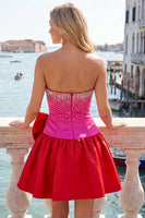 Laden Sie das Bild in den Galerie-Viewer, Fuchsiafarbenes und rotes, trägerloses, perlenbezogenes kurzes Homecoming-Kleid in A-Linie mit Schleife