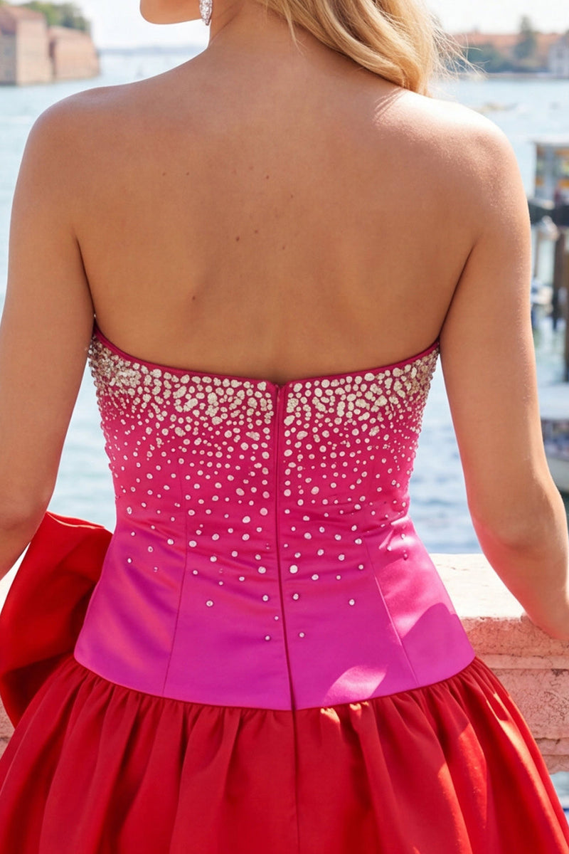 Laden Sie das Bild in den Galerie-Viewer, Fuchsiafarbenes und rotes, trägerloses, perlenbezogenes kurzes Homecoming-Kleid in A-Linie mit Schleife