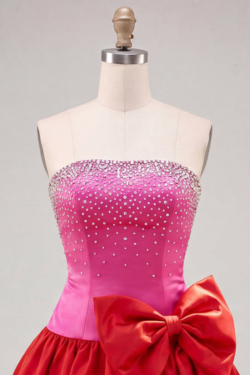 Laden Sie das Bild in den Galerie-Viewer, Fuchsiafarbenes und rotes, trägerloses, perlenbezogenes kurzes Homecoming-Kleid in A-Linie mit Schleife