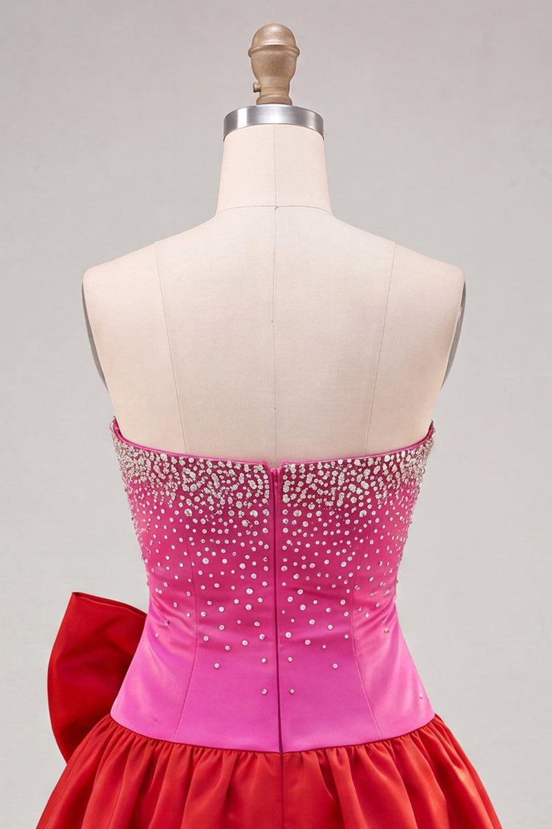 Laden Sie das Bild in den Galerie-Viewer, Fuchsiafarbenes und rotes, trägerloses, perlenbezogenes kurzes Homecoming-Kleid in A-Linie mit Schleife