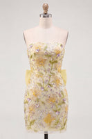 Laden Sie das Bild in den Galerie-Viewer, Gelbes, trägerloses, bodycon florale Pailletten-Homecoming-Kleid mit Schleife