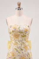 Laden Sie das Bild in den Galerie-Viewer, Gelbes, trägerloses, bodycon florale Pailletten-Homecoming-Kleid mit Schleife