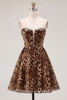 Laden Sie das Bild in den Galerie-Viewer, Braunes Leopard-A-Linie, trägerloses kurzes Homecoming-Kleid mit Perlen