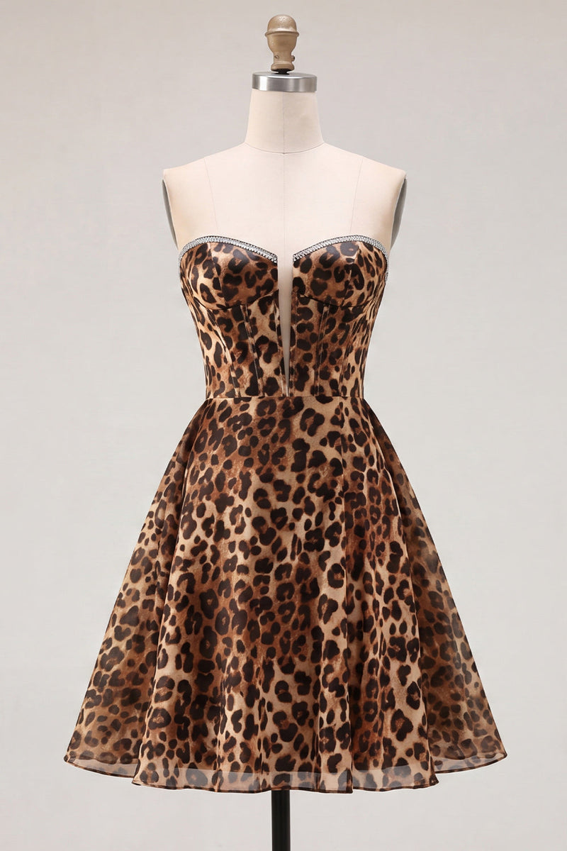 Laden Sie das Bild in den Galerie-Viewer, Braunes Leopard-A-Linie, trägerloses kurzes Homecoming-Kleid mit Perlen